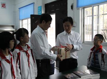 书香寄真情——龙腾再次走进八都小学考察图书馆建设