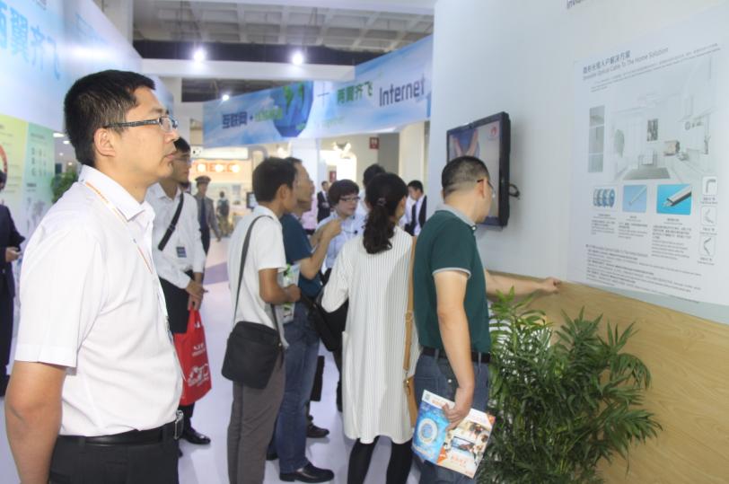 龙腾产品方阵精彩亮相北京通信展 各路嘉宾驻足检阅