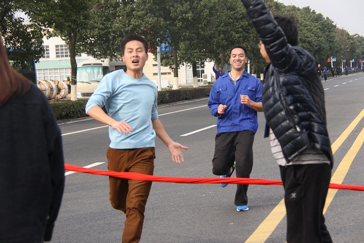奔跑吧 兄弟！—记龙腾国际第八届“庆元旦、共健身”冬季长跑比赛