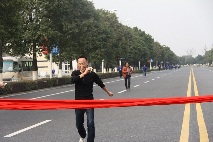 奔跑吧 兄弟！—记龙腾国际第八届“庆元旦、共健身”冬季长跑比赛