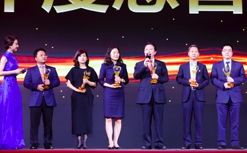 龙腾国际董事局主席沈小平 荣获“第十五届（2018）中国慈善榜·年度慈善家”奖
