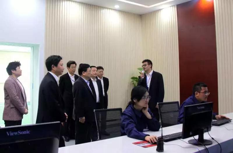 区委书记沈国芳为龙腾智能制造点“赞”
