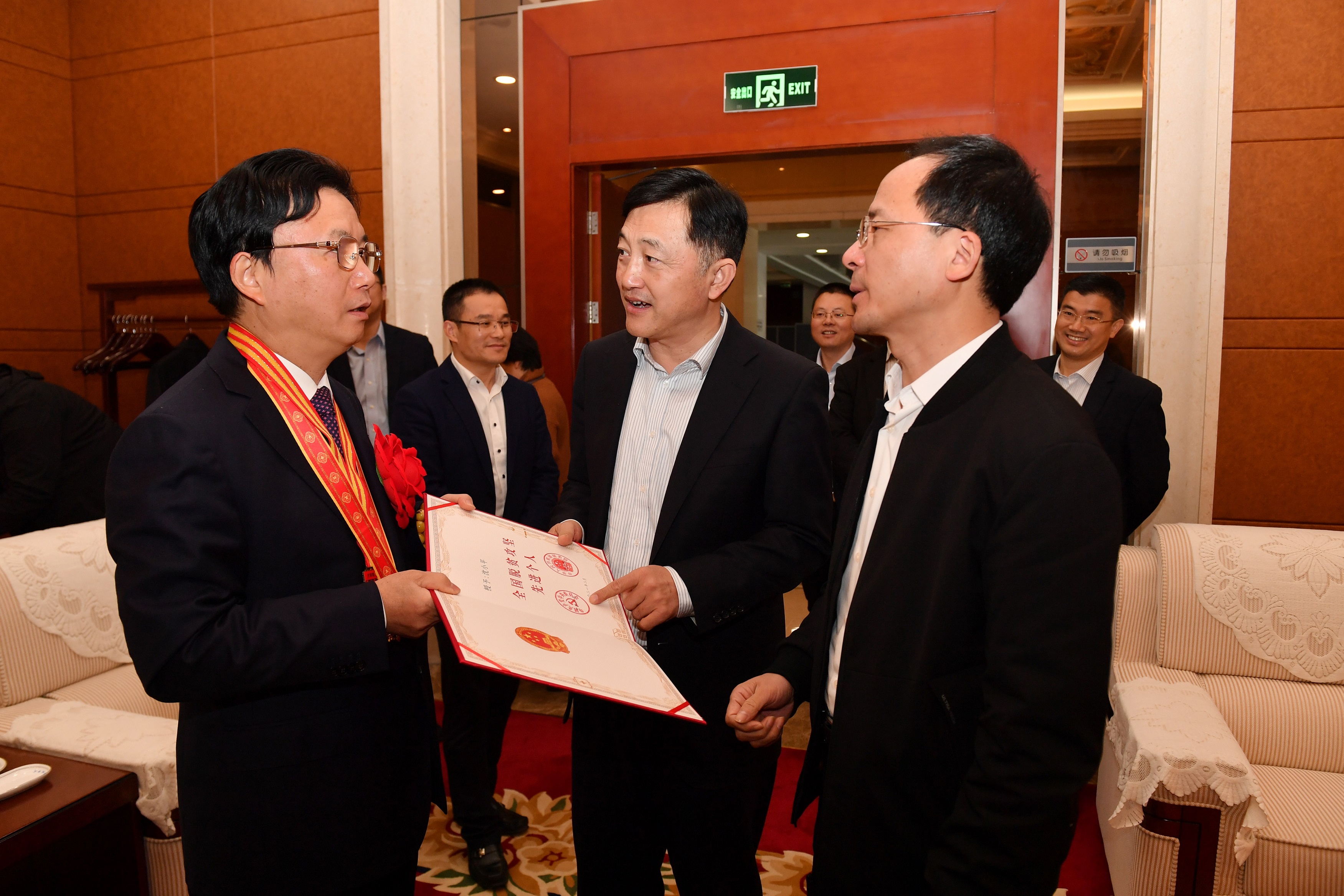 为吴江人民争光了!区领导接见全国脱贫先进个人沈小平 为吴江人民争光了!区领导接见全国脱贫先进个人沈小平