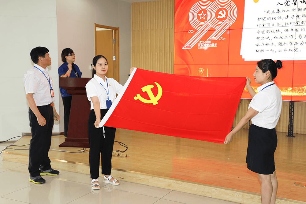 “联心”党建助燃高质量发展 ——龙腾国际将党的建设嵌入公司治理推进改革发展纪实 “联心”党建助燃高质量发展 ——龙腾国际将党的建设嵌入公司治理推进改革发展纪实