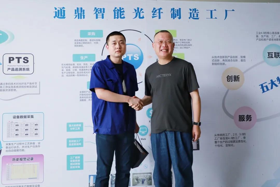 八一节礼丨龙腾开展退役军人走访慰问活动