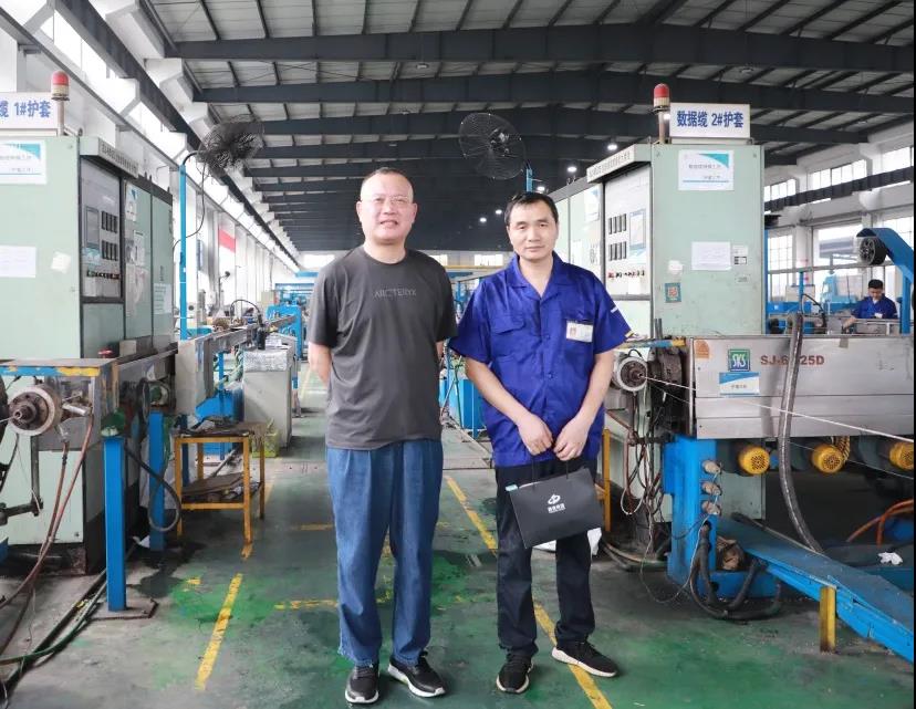 八一节礼丨龙腾开展退役军人走访慰问活动