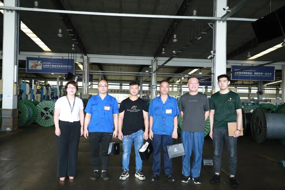八一节礼丨龙腾开展退役军人走访慰问活动