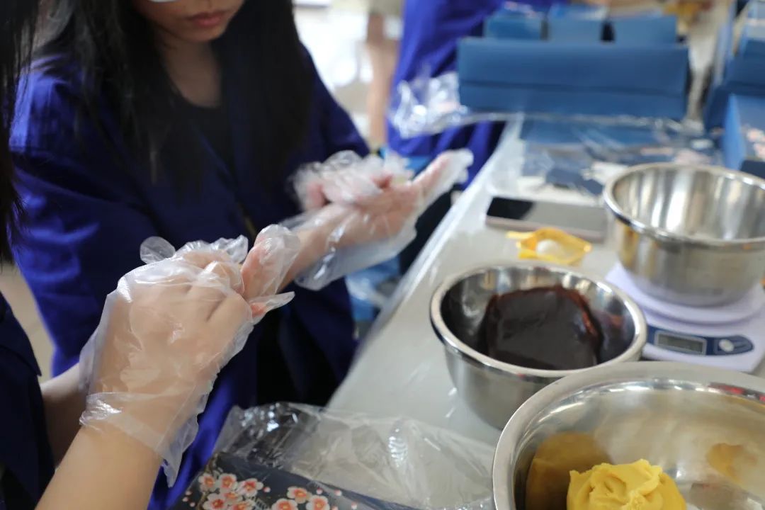 月是故乡明 情是龙腾浓丨龙腾开展中秋桃山月饼DIY活动