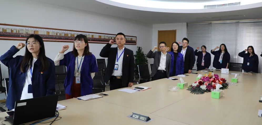 同心同向丨龙腾国际热烈庆祝党的二十大胜利召开