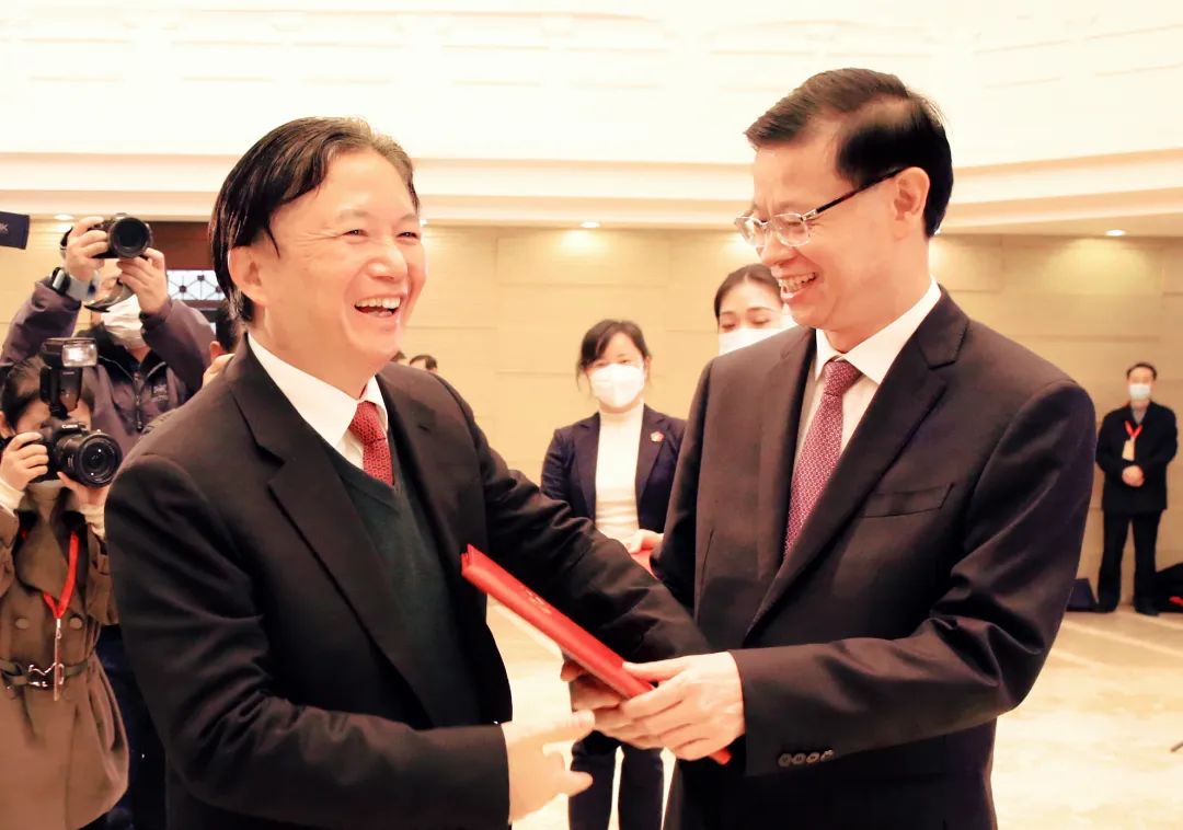 龙腾国际董事局主席沈小平被聘任为省慈善总会荣誉会长