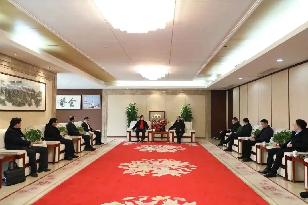 扛起新使命 谱写新篇章丨区委副书记、区长王国荣一行走访慰问龙腾