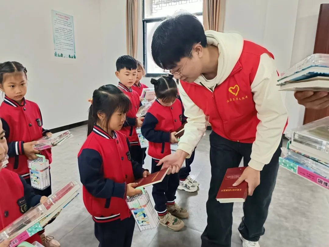 世界读书日龙腾读书月活动，走“新”更走“心”