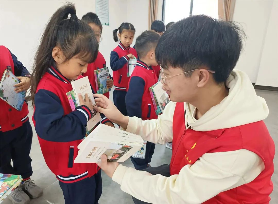世界读书日龙腾读书月活动，走“新”更走“心”