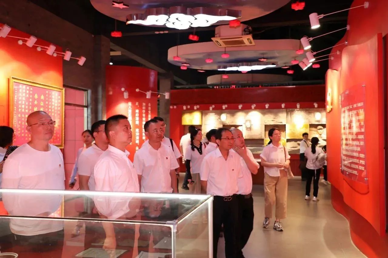 凝心聚力，砥砺前行龙腾国际召开“庆七一”党员大会