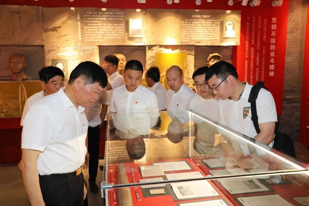凝心聚力，砥砺前行龙腾国际召开“庆七一”党员大会