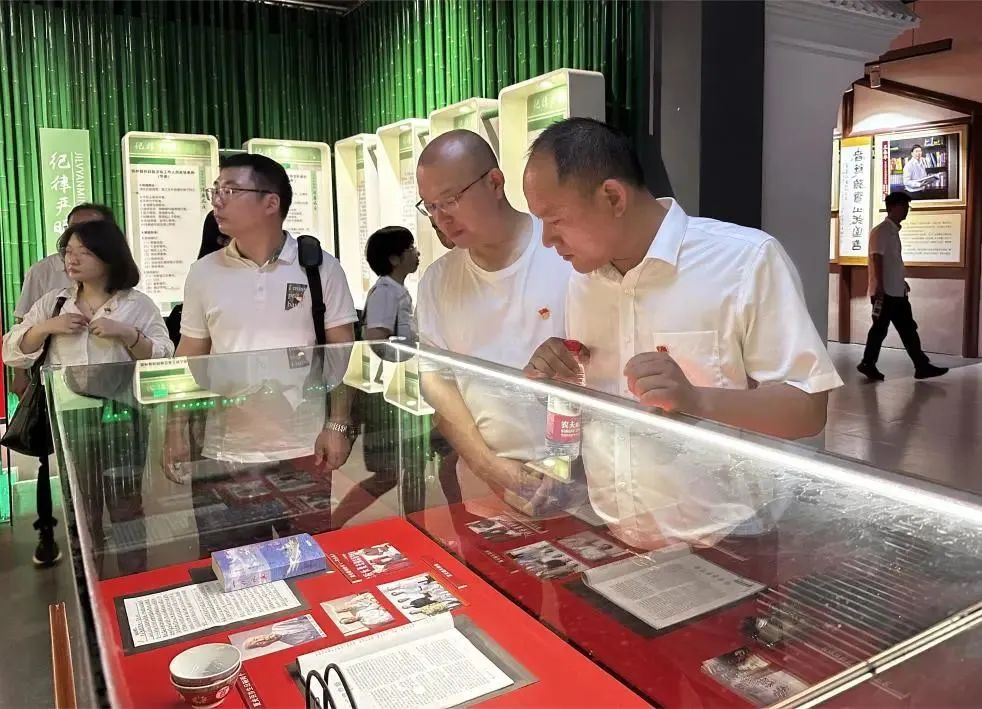 凝心聚力，砥砺前行龙腾国际召开“庆七一”党员大会