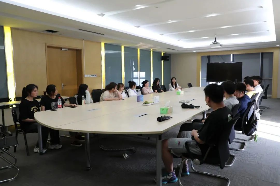 融聚“青”情龙腾举办青年俱乐部茶话会暨观影活动