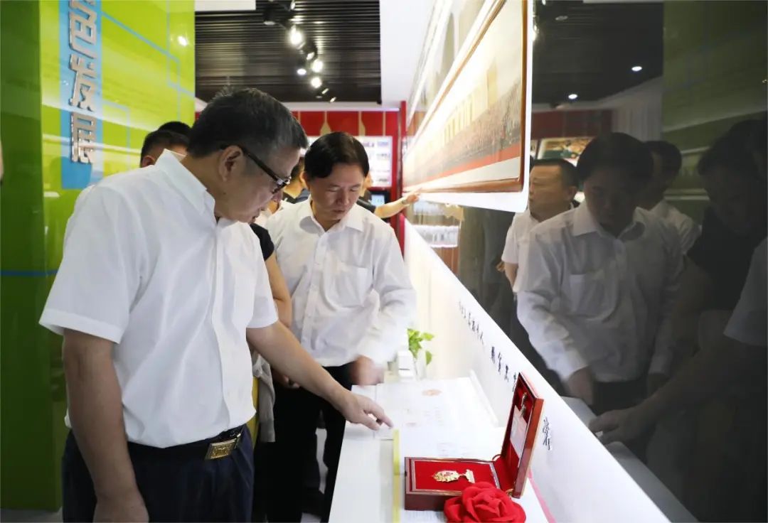 新疆自治区总工会一行莅临龙腾考察调研