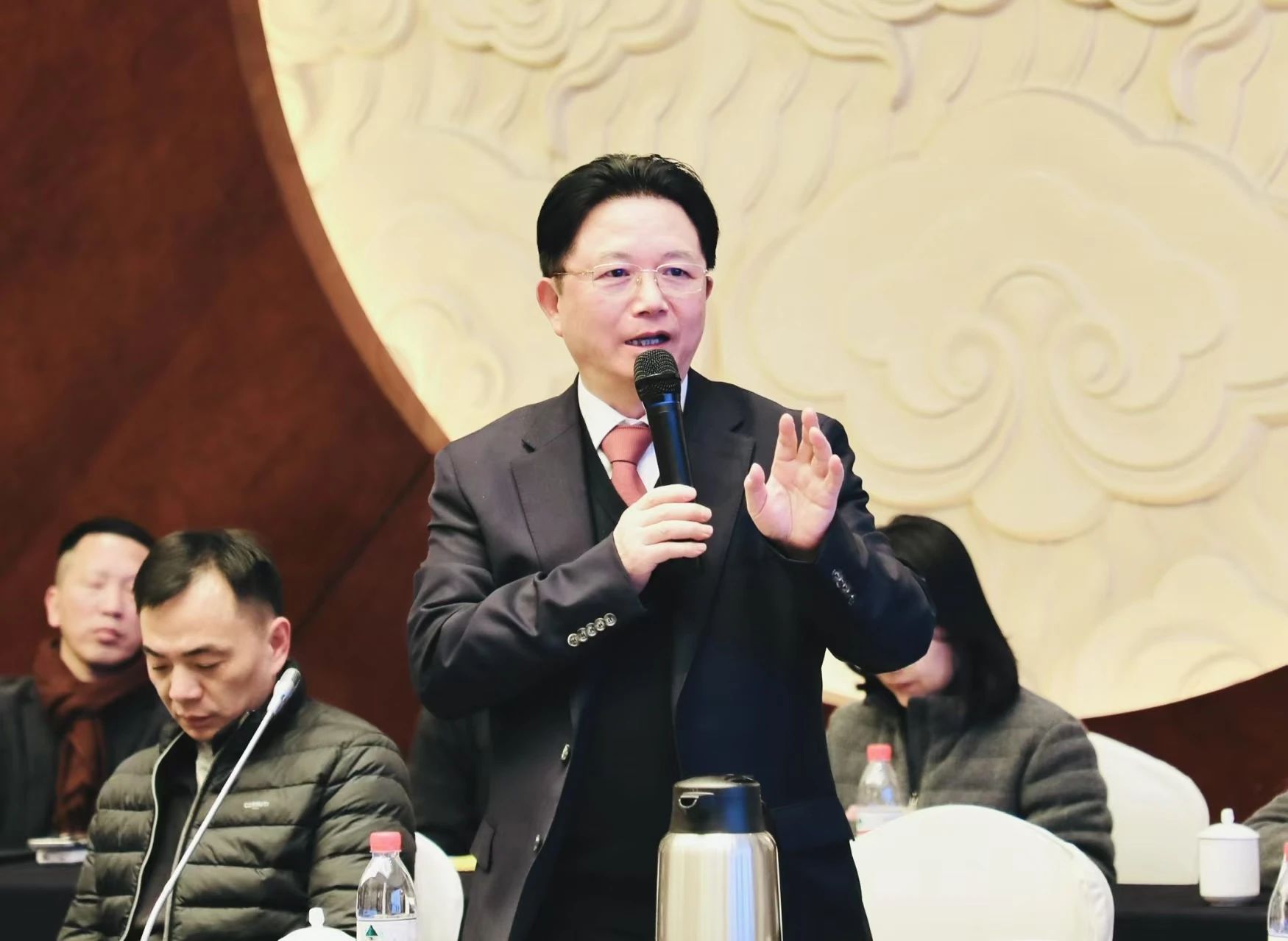 扎根实业，点亮未来！龙腾国际董事长沈小平应邀出席2025（第十八届）苏商领袖年会