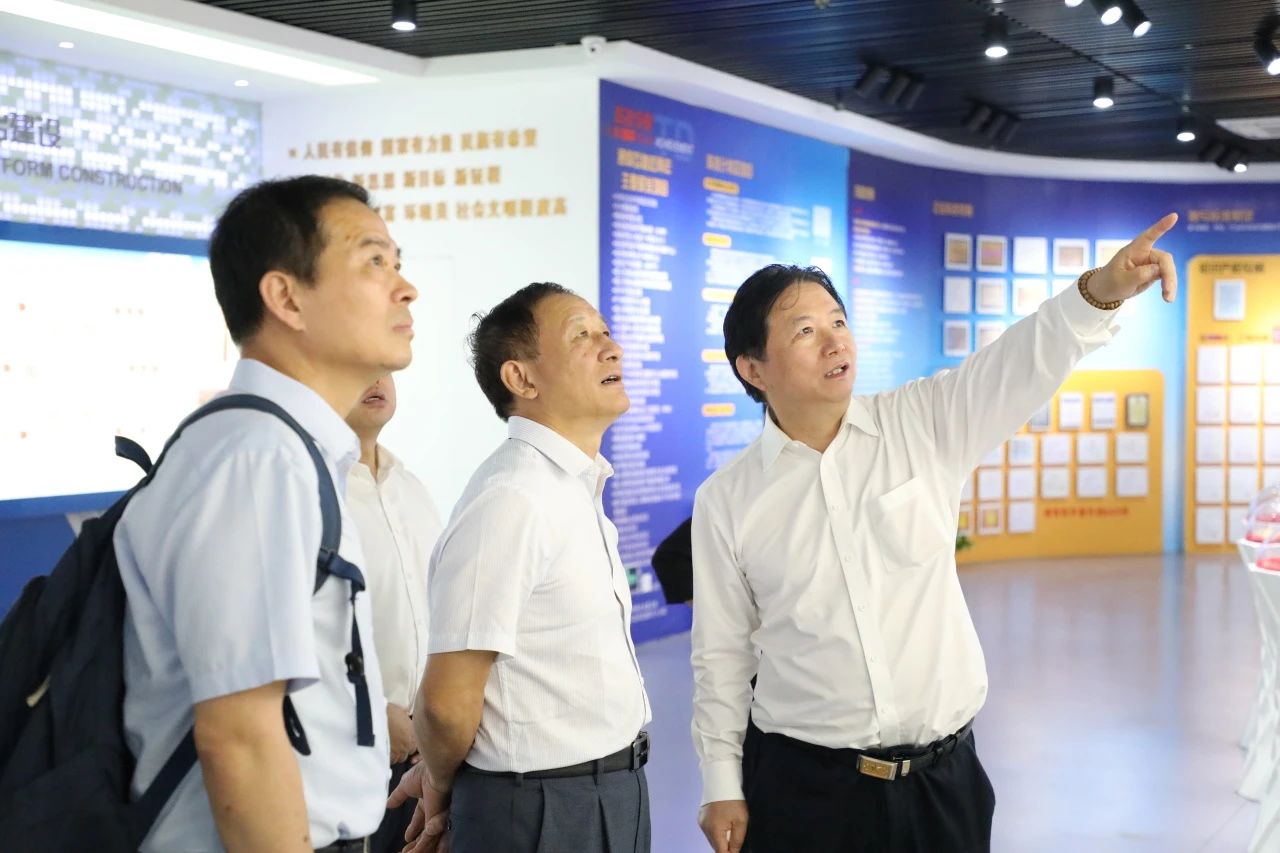 中国企业改革与发展研究会彭华岗会长一行到访龙腾国际考察交流