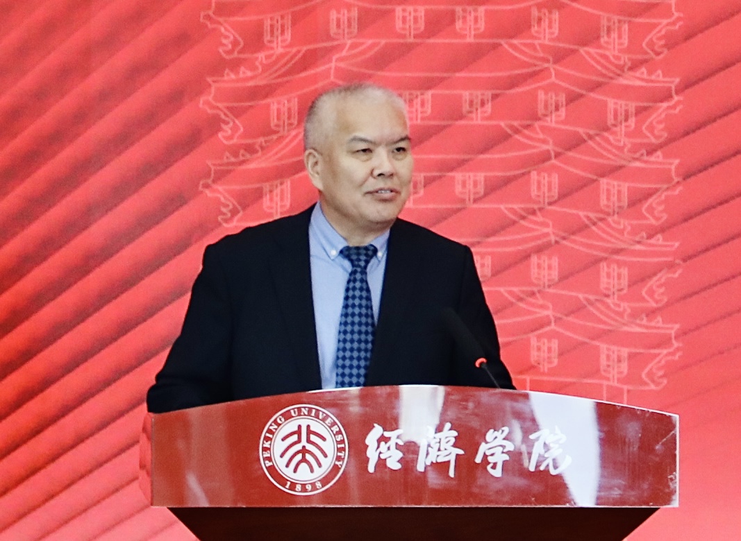 以青春之力赴时代之约 | 龙腾国际董事长沈小平出席北京大学经济学院2025年开学典礼并发表寄语