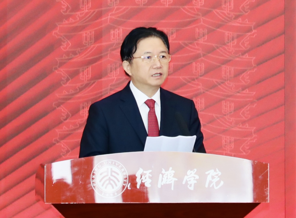 以青春之力赴时代之约 | 龙腾国际董事长沈小平出席北京大学经济学院2025年开学典礼并发表寄语