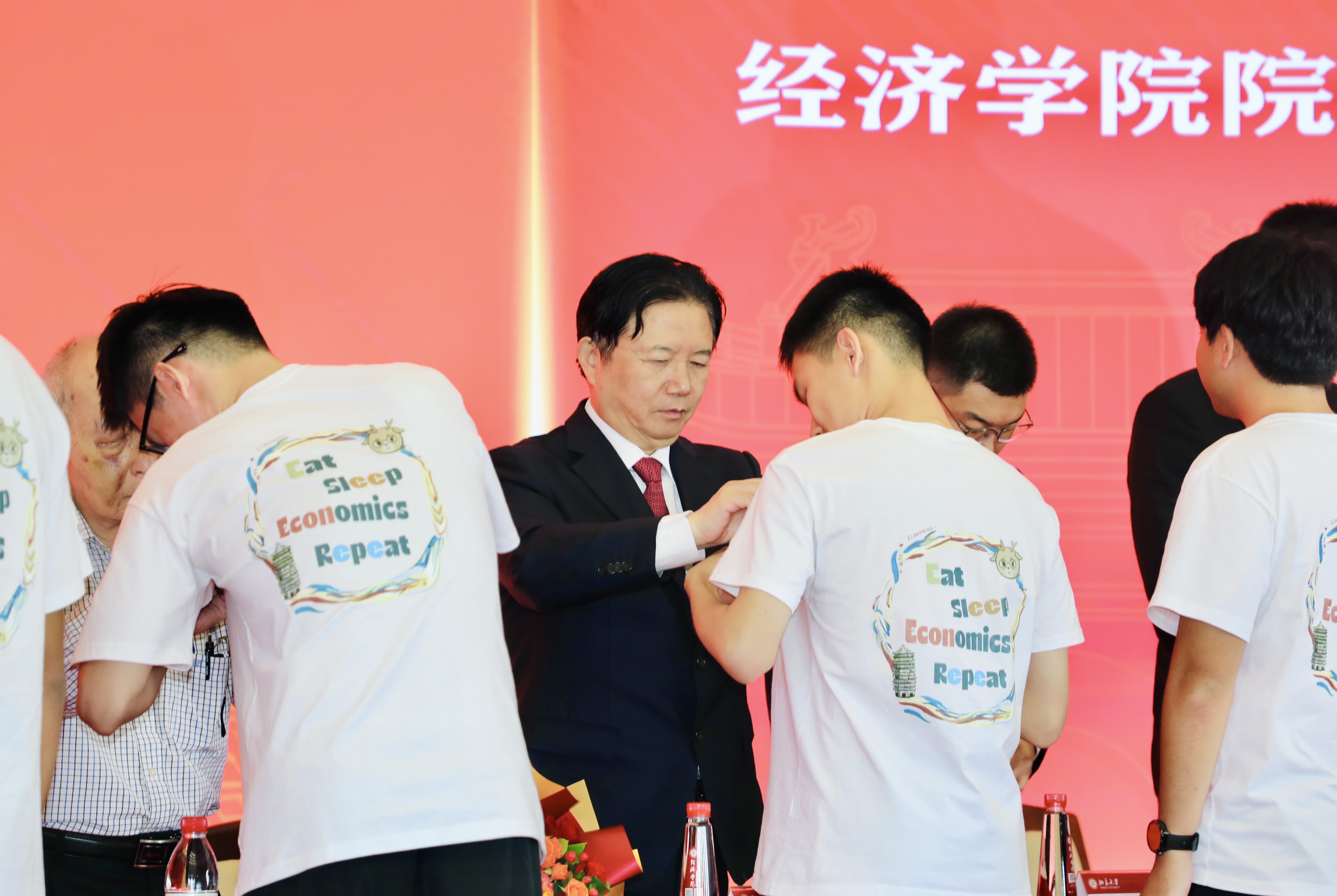 以青春之力赴时代之约 | 龙腾国际董事长沈小平出席北京大学经济学院2025年开学典礼并发表寄语
