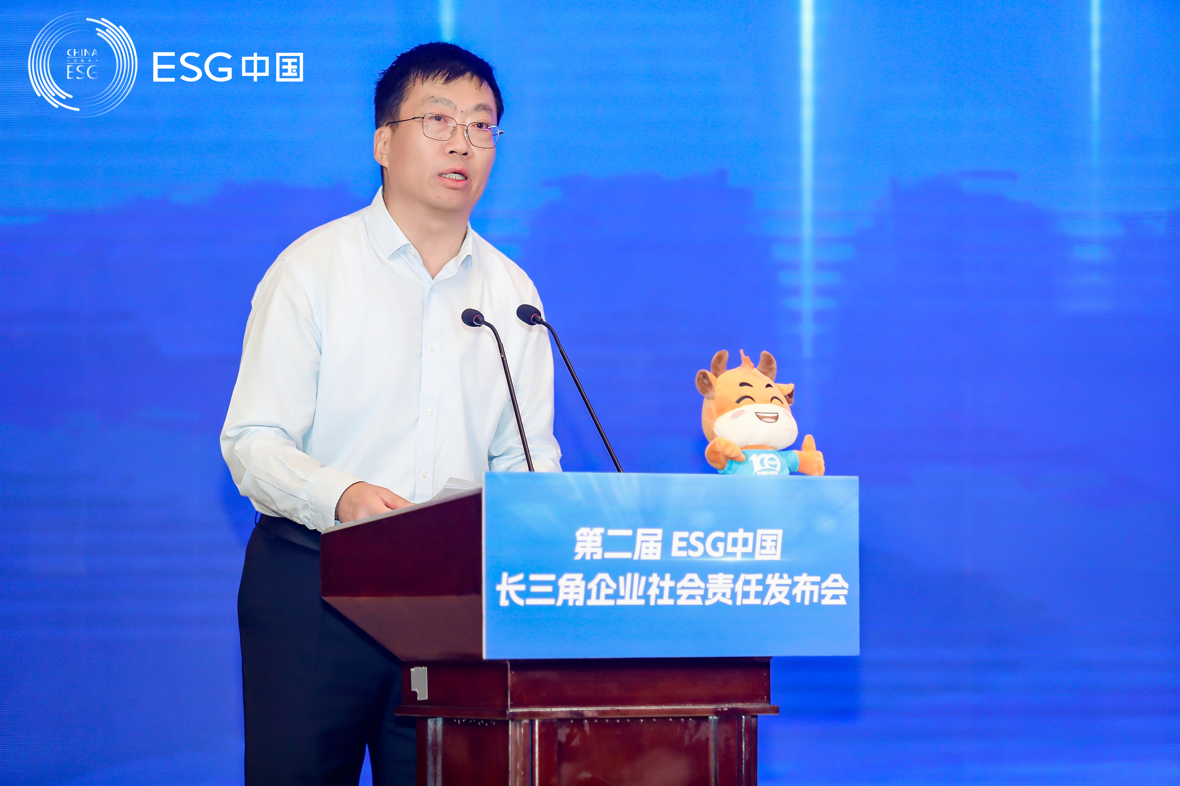 沈小平出席第二届ESG中国·长三角企业社会责任发布会并发表讲话 龙腾国际与中企研签订战略合作备忘录 沈小平出席第二届ESG中国·长三角企业社会责任发布会并发表讲话 龙腾国际与中企研签订战略合作备忘录