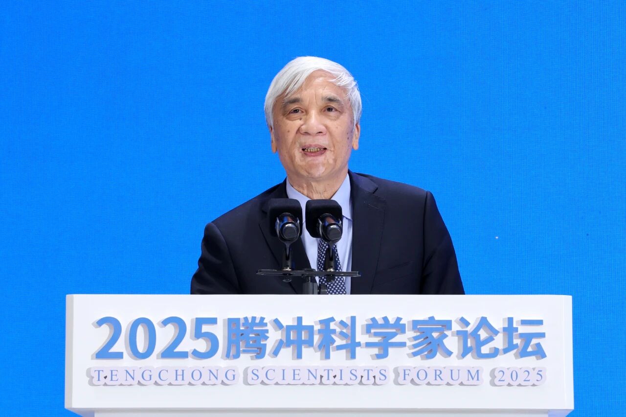 龙腾国际董事长沈小平出席2025腾冲科学家论坛，助力青年科技人才成长