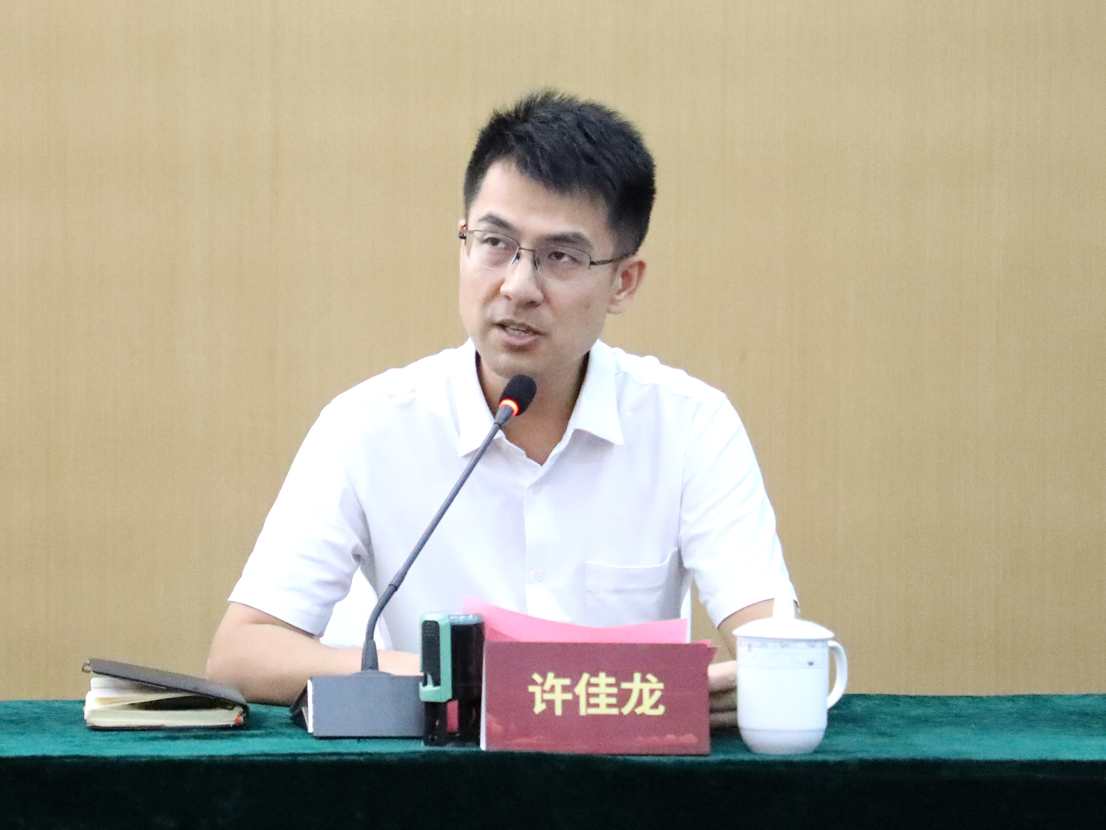 奖教助学润桃李｜沈小平董事长为震泽中学育英学校优秀教师团队颁发奖教金