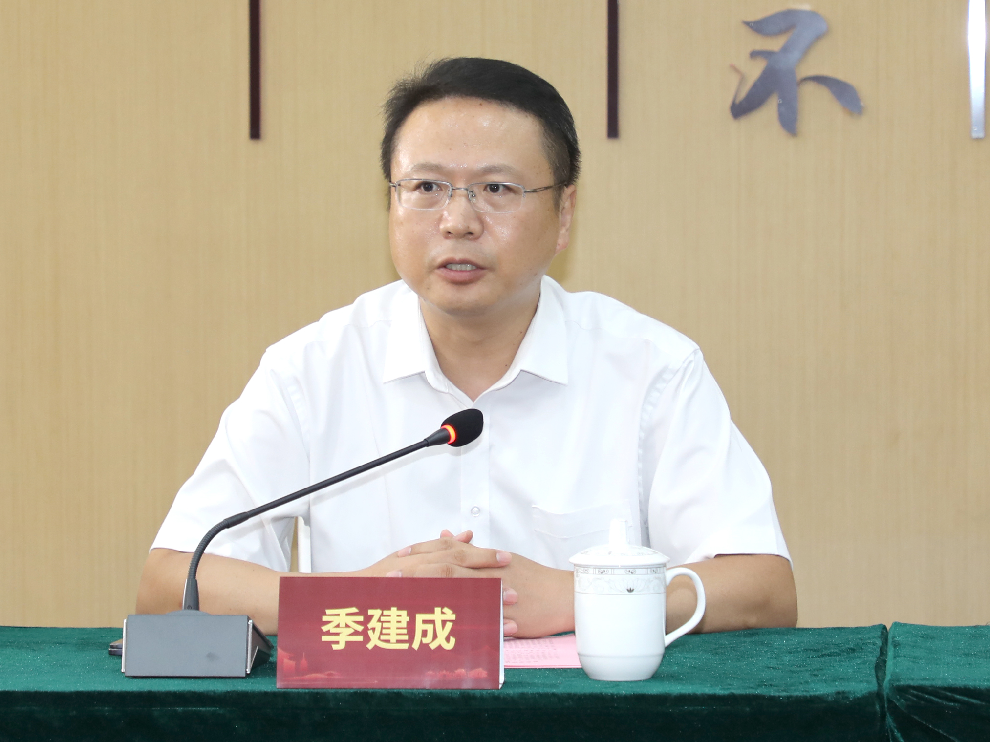 奖教助学润桃李｜沈小平董事长为震泽中学育英学校优秀教师团队颁发奖教金